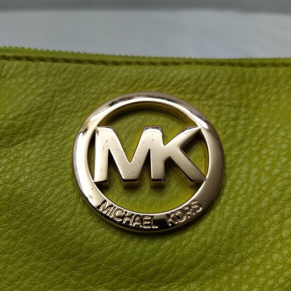 Michael Kors Green Leather Zipper Closure Credit Card Wristlet Wallet - Picture 4 of 11